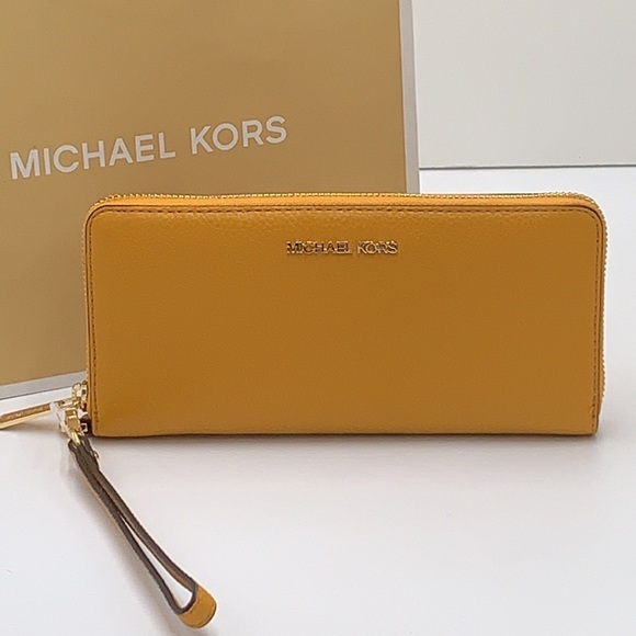 MICHAEL KORS LARGE TRAVEL CONTINENTAL WRISTLET WALLET MARIGOLD COLOR
NWT - Picture 3 of 16